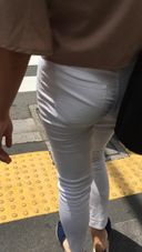 【엉덩이 페티시스트에게】꽉 끼는 흰 바지를 입고 걷는 아름다운 엉덩이 아름다운 다리를 가진 여자